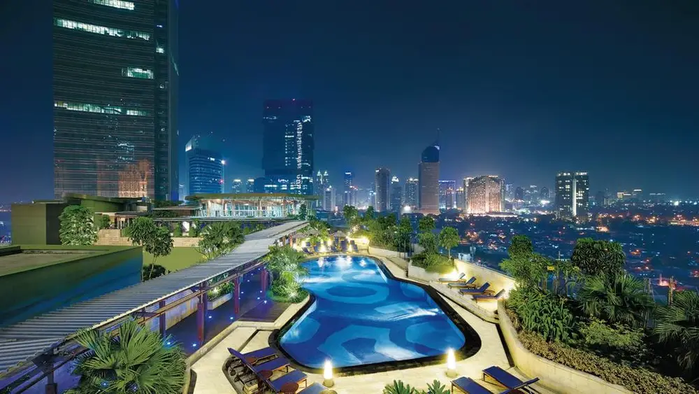 Kolam Renang Rooftop dengan Pemandangan Kota Jakarta